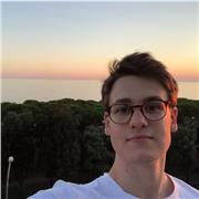 je suis italo-français. J’ai obtenu un bac français ainsi que le bac italien en étudiant dans un lycée étranger italien à Paris. L’italien est ma langue maternelle et je suis parfaitement capable de l’enseigner à ceux qui désirent l’apprendre. L’